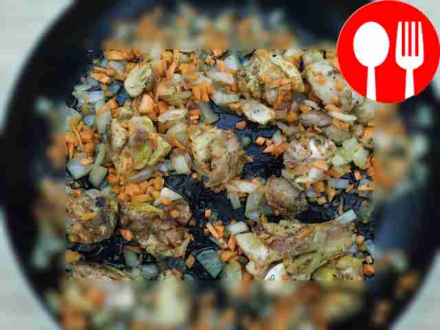 Порежьте репчатый лук и натрите морковь на...