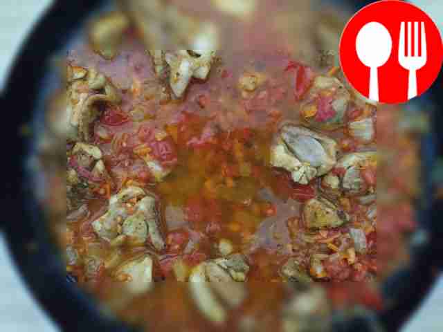 Нарежьте помидоры кубиками и добавьте их в...