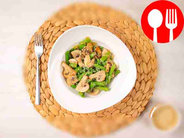 Sprinkle the finished salad with sesame seeds....