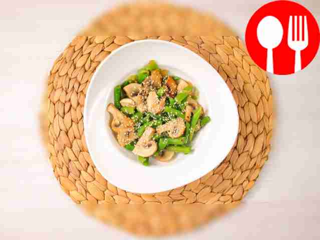 Salad with green beans and champignons