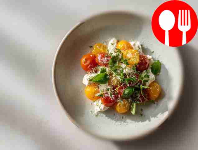 Капрезе с маринованными помидорами