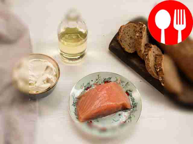 Cut the salmon into thin slices.