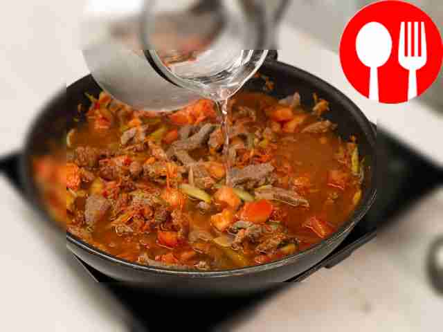Pour water into the pan (meat and vegetables...