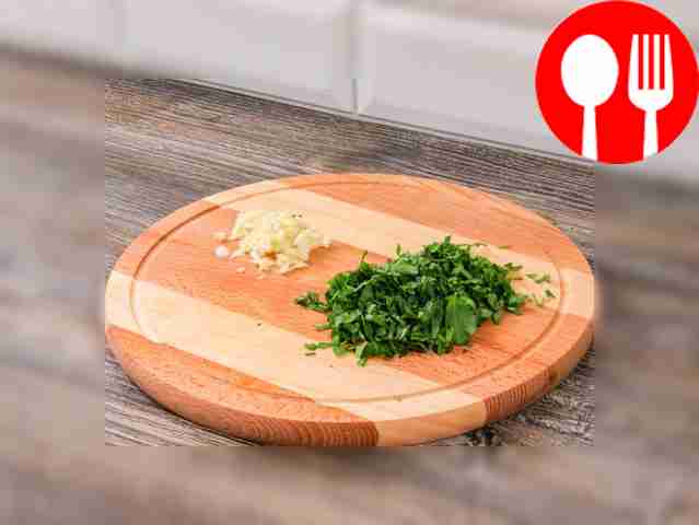 Chop the parsley and garlic finely.