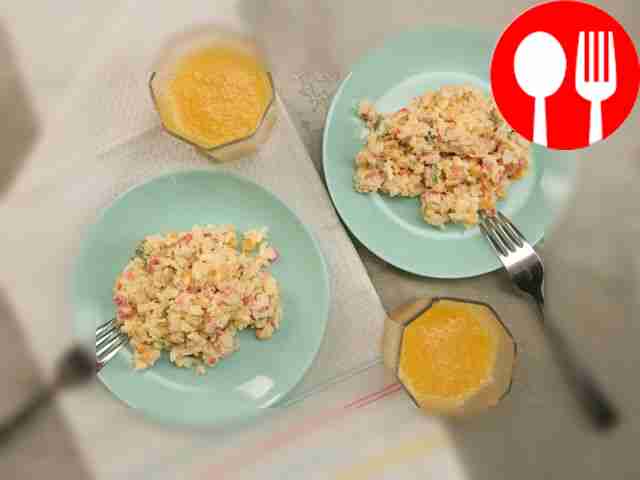 Классический крабовый салат с рисом и кукурузой