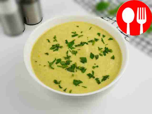 Куриный суп-пюре с цветной капустой, зеленым горошком и сыром