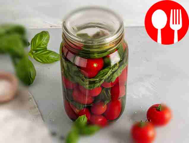 Консервированный базилик с помидорами черри