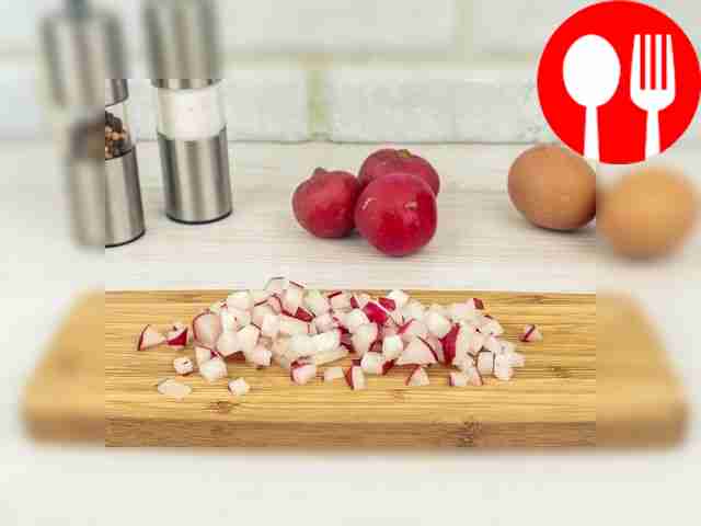Cut the radishes into small cubes.