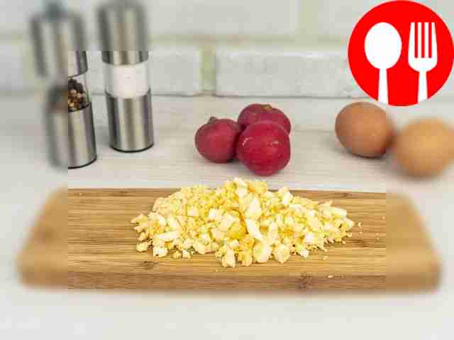 Peel the chicken eggs, cut into small cubes.