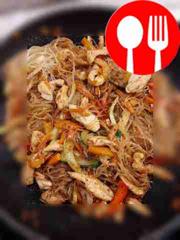 Фунчоза с курицей, овощами и красным луком