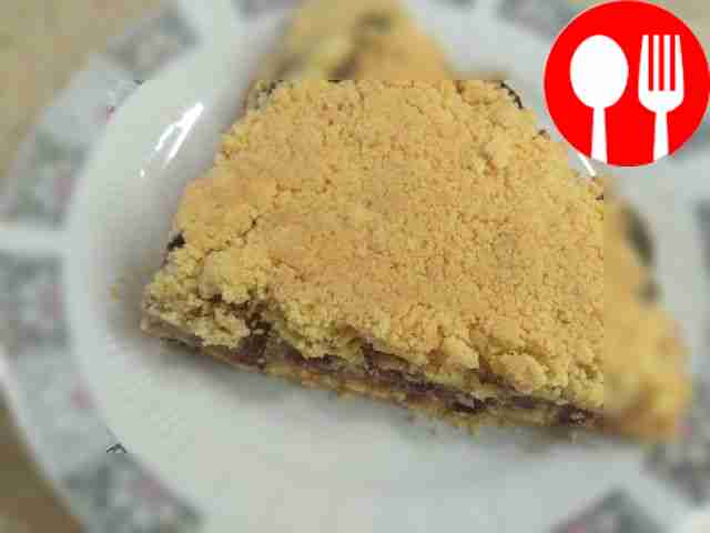 Рассыпчатый пирог с сочными сливами