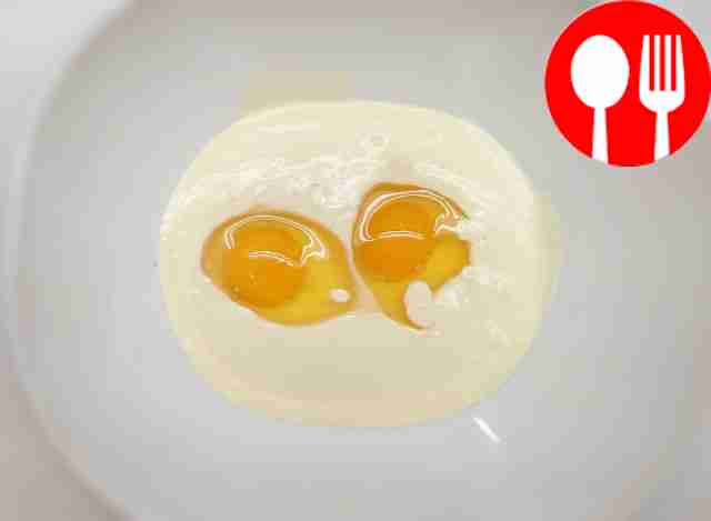 Возьмите широкую глубокую миску. Влейте в нее...