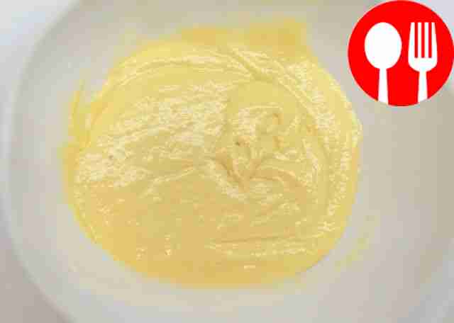 Добавьте в тесто сахар, ванилин и растительное...