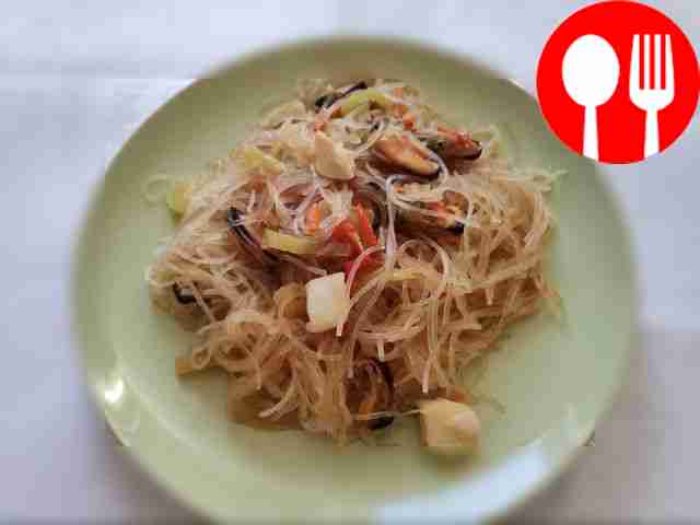 Фунчоза с коктейлем из морепродуктов и овощами