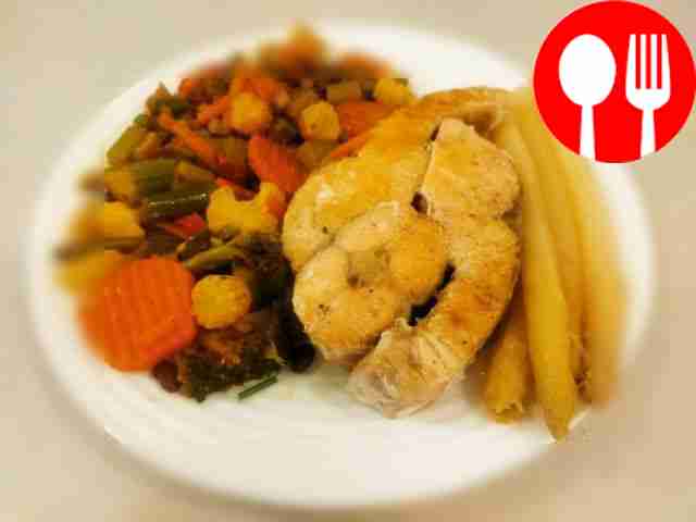 Juicy salmon fillet with Brussels sprouts, carrots and bell peppers