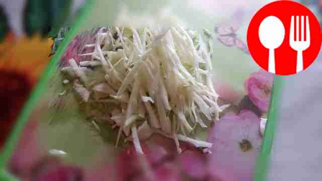 Измельчите капусту.