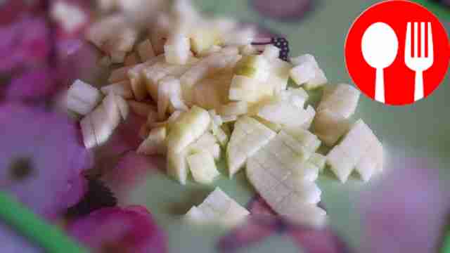 Порежьте яблоко на кусочки.