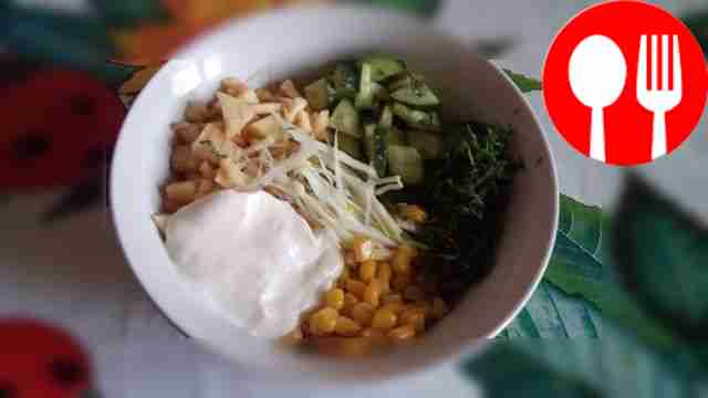 Добавьте майонез и тщательно перемешайте.