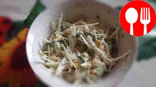 Легкий салат из свежей капусты, яблока и огурца