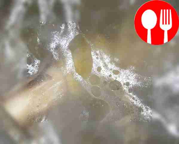 Кости варят в кипятке в течение часа.