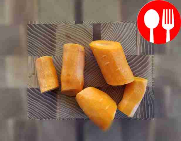 Морковь нарежьте крупными кусками.