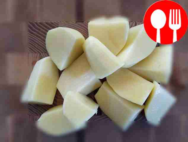 Порежьте картофель крупными кусками.