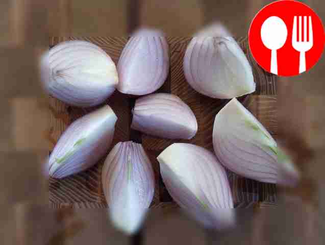 Порежьте лук крупными кусками.