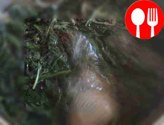 Добавьте в суп листья одуванчика, посолите по...