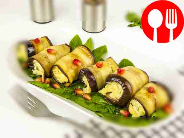Рулет из баклажанов с сыром, зеленью и чесноком