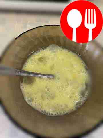 Смешайте яйца с молоком.