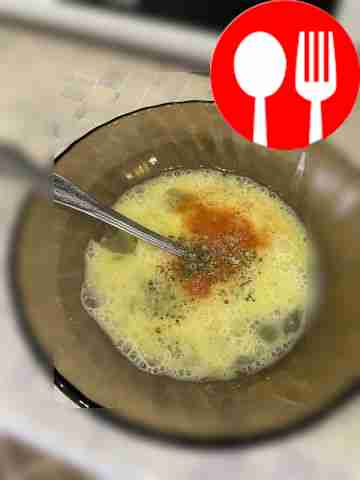 Добавьте творог и специи и тщательно перемешайте.