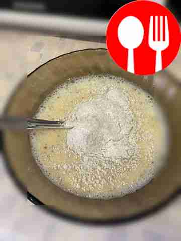 Добавляйте муку порциями, пока масса не станет...