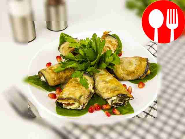 Рулет из баклажанов с помидором в яичном кляре