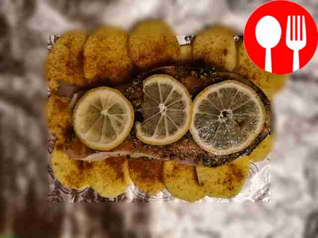 Place 2 lemon rings on steak.