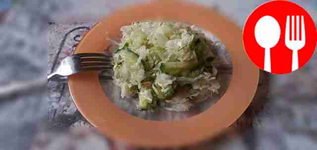 Green vitamin salad with radish and sunflower seeds