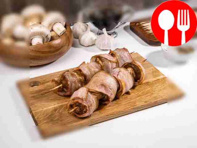 Champignon skewers baked in bacon
