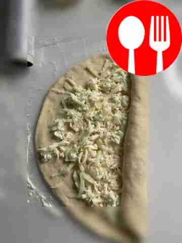 Раскатайте каждый кусочек теста до диаметра 25...