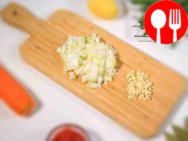 Cut the onion into large cubes. Chop the garlic.