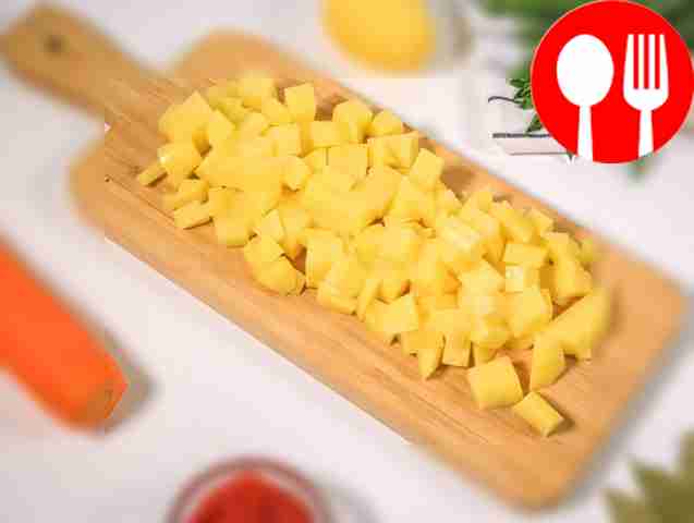 Cut the potatoes into 1 cm cubes.