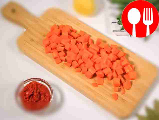 Also cut the carrots into small cubes.