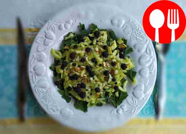 Salad with spinach, avocado and pepper