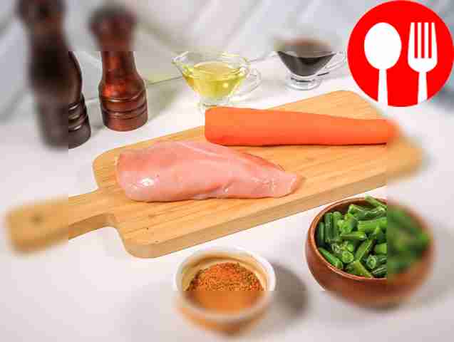 Промойте куриное филе и обсушите его бумажным...