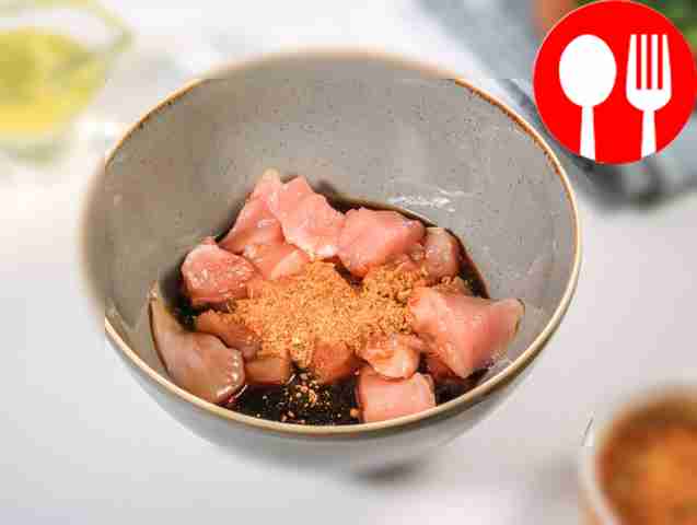 Выложите курицу в миску, добавьте соевый соус...