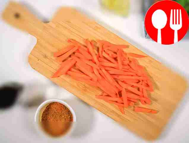 Пока курица маринуется, нарежьте морковь...