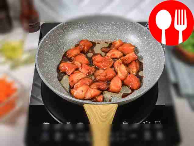 Разогрейте сковороду, влейте растительное...