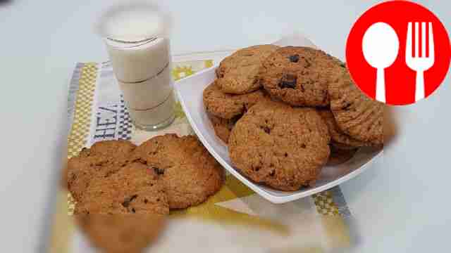 Crispy shortbread cookies with chocolate chips
