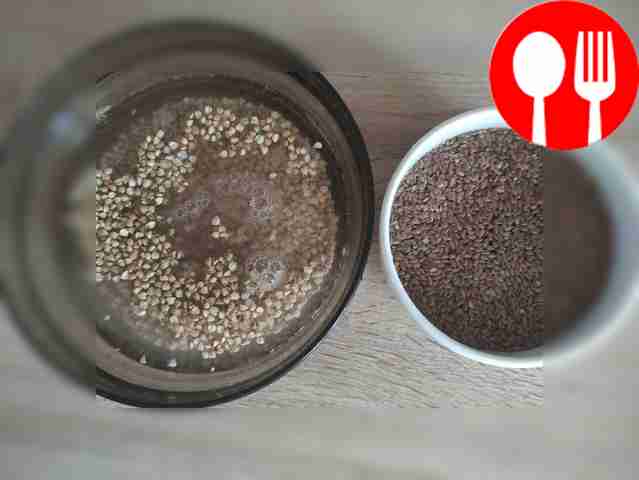 Погрузите гречку и лен в воду и оставьте на...