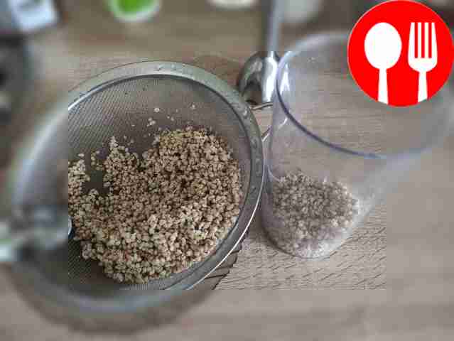 Промойте гречку, слейте воду и поместите её в...