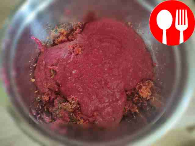 Смешайте жмых с молотыми зернами, подсолите и...