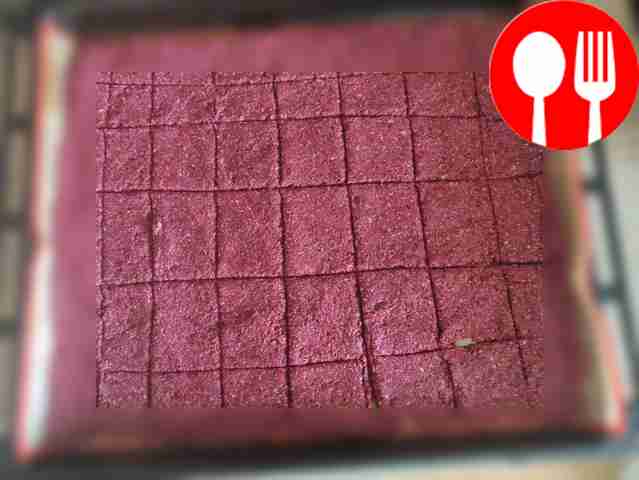 Выложите массу на силиконовый коврик и ножом...